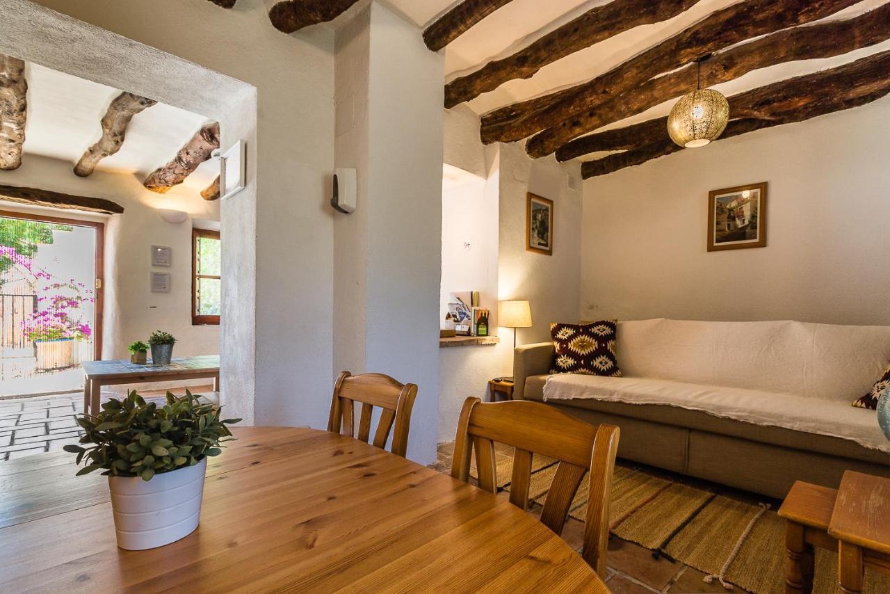 Dom wakacyjny Casa Mundo - 16th Century Traditional White With Pool